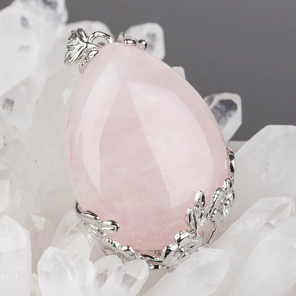 Розовый кварц на какой руке. Розовый кварц камень. САМОЦВЕТ розовый кварц. Камневеды розовый кварц. Розовый кварц розовый кварц.