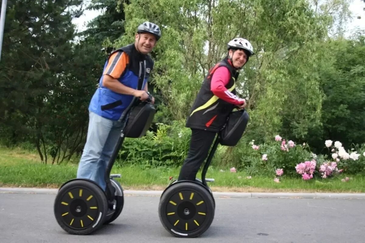 Колесо можно кататься. Segway p100s. Гироскутер моноколесо сигвей. Электрическое колесо для передвижения. Двухколесное средство передвижения.