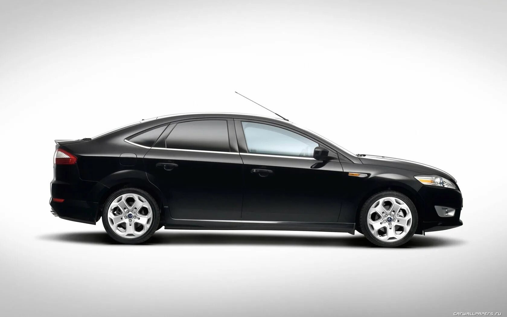 Ford focus 2 сбоку. Форд фокус 3 хэтчбек сбоку. Форд вид сбоку. Форд фокус 2 седан сбоку. Форд фокус 3 хэтчбек черный.