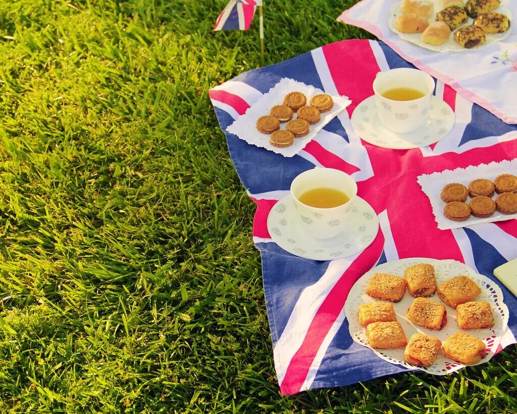 Пикник по английски. Пикник в Великобритании. Англичане на пикнике. Пикник в британском стиле. Английский пикник на природе.