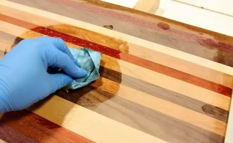Покрытие дерева воском. Воск для деревянных поверхностей. Покрыть воском мебель. Воск для обработки древесины. Покрытие лаком деревянных поверхностей.
