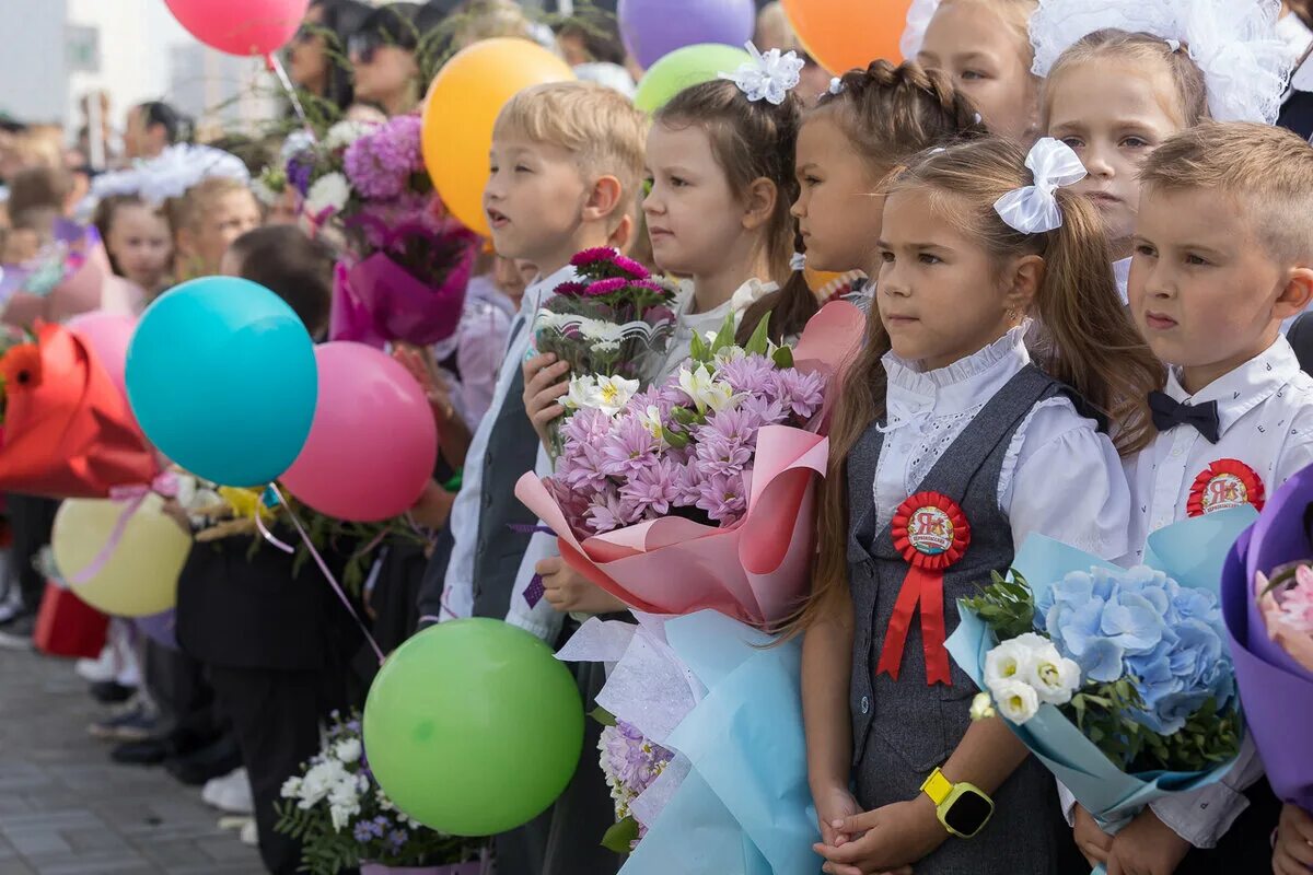 Линейка 1 апреля в школе. Первоклассники на линейке. Школьная линейка первоклассников. Первоклассники на линейке 1 сентября. 1 Линейку первоклассников.