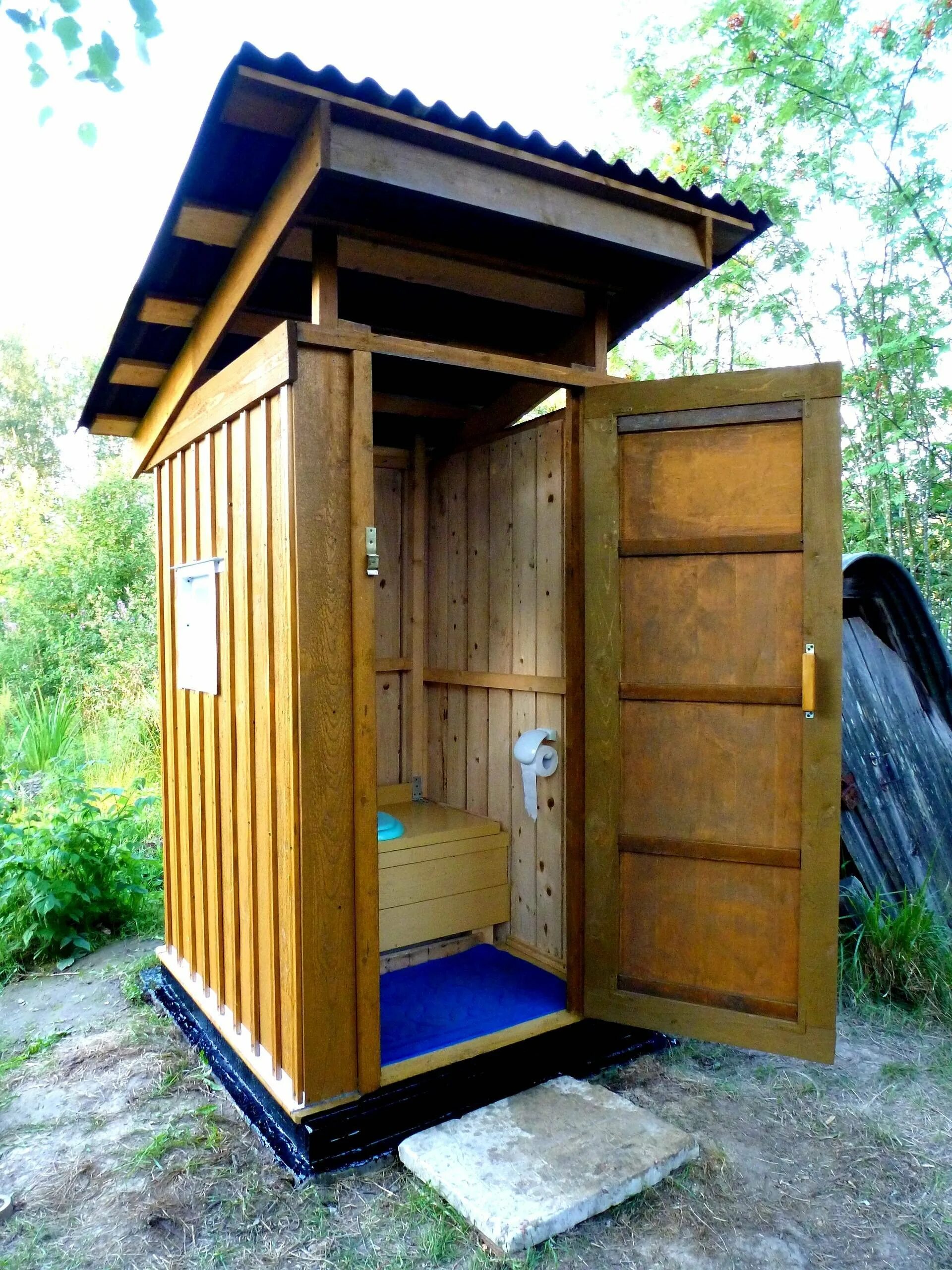 Дачный пудр клозет. Туалет пудр клозет. Туалет домик для дачи. Красивый туалет на даче.
