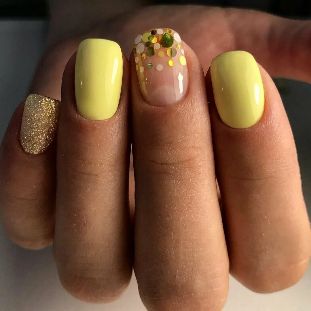 желто-зеленый маникюр.