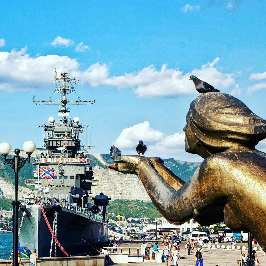 Достопримечательности новороссийска и окрестностей. Новороссийск / Novorossiysk достопримечательности. Новороссийск набережная Адмирала Серебрякова. Море Новороссийск Novorossiysk достопримечательности.