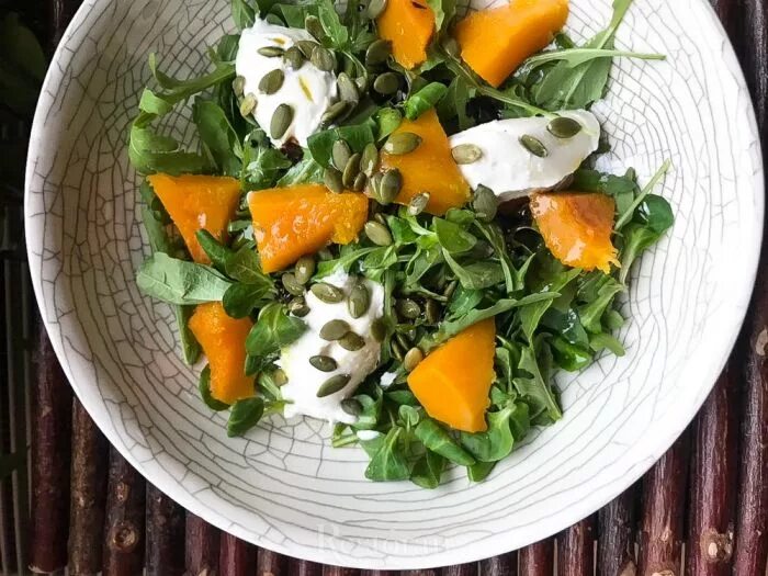 Салат с рукколой помидорами и сыром фетакса. Овощной салат с семенами. Салат с семечками тыквы. Салат с рукколой и семечками. Салат с семечками.