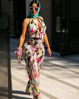Cardi B, продвигая свою новую песню "Wild Side", поделилась новым...