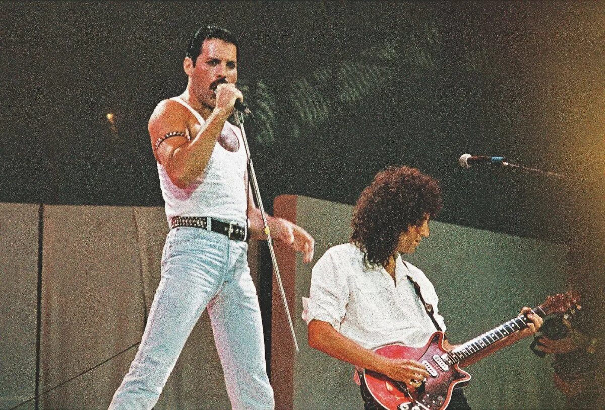 Выступление live aid. Фредди меркьюри группа. концерт группы queen в 1985. концерт live aid 1985 queen. фредди меркьюри live aid 1985.