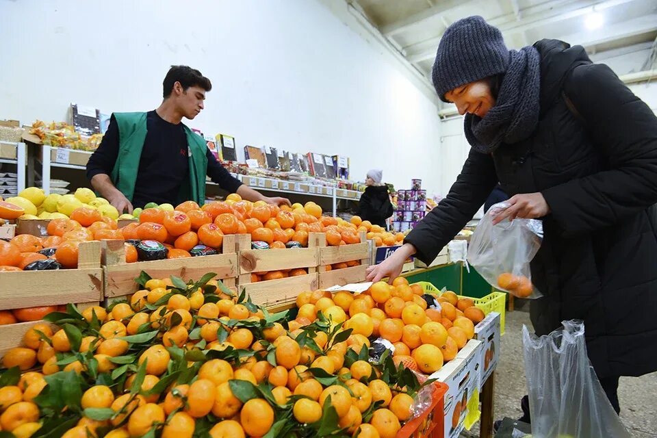 Мандарины на прилавке. Рынок мандарин. Турецкие мандарины. Магазин мандарин. Метро мандарин