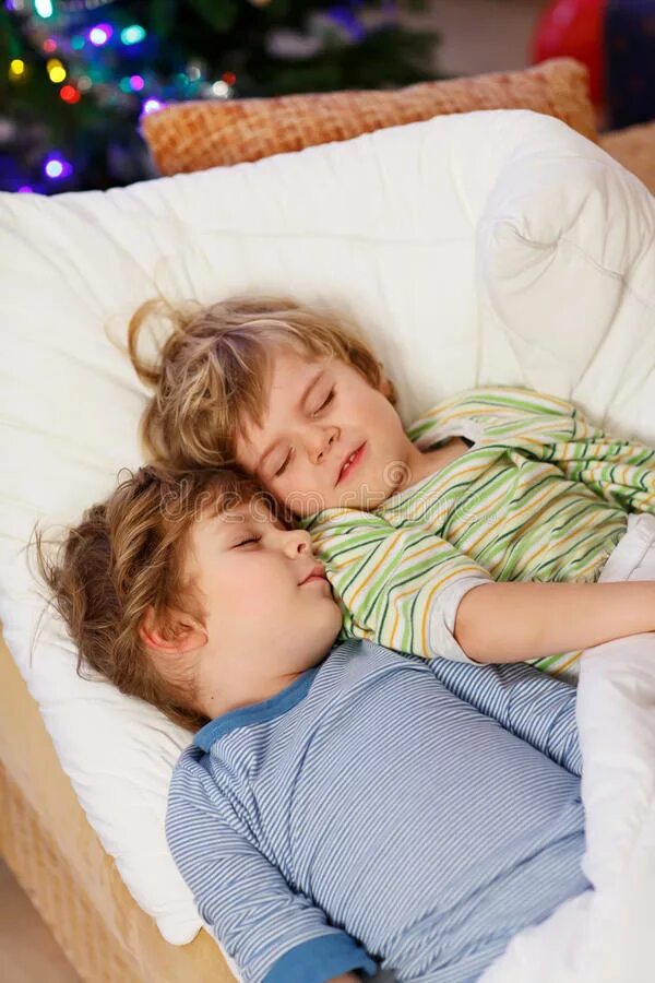 Мальчики спят вместе. Мальчики спят в обнимку. Два мальчика спят. Спящие мальчики. Кровать для мальчика.