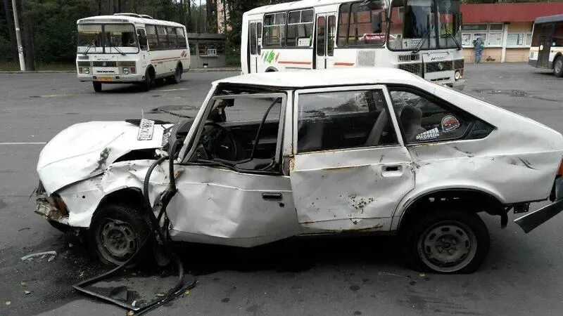 Москвич 2141 цоя после аварии. Москвич 2141 цоя после аварии. Машина виктора цоя москвич 2141. Виктор цой фильм 2020. Москвич 2141 виктора цоя.