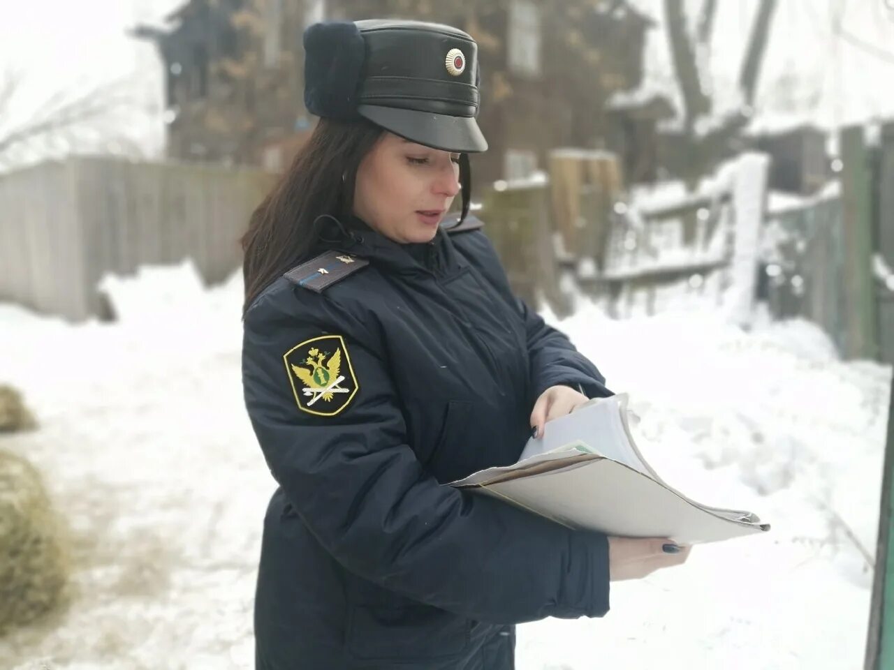 Обязательные работы пристав. Красивые девушки полицейские в зимней форме. приставы форма девушки зима. зимняя форма фссп двушек 2025. фссп зима девушка.