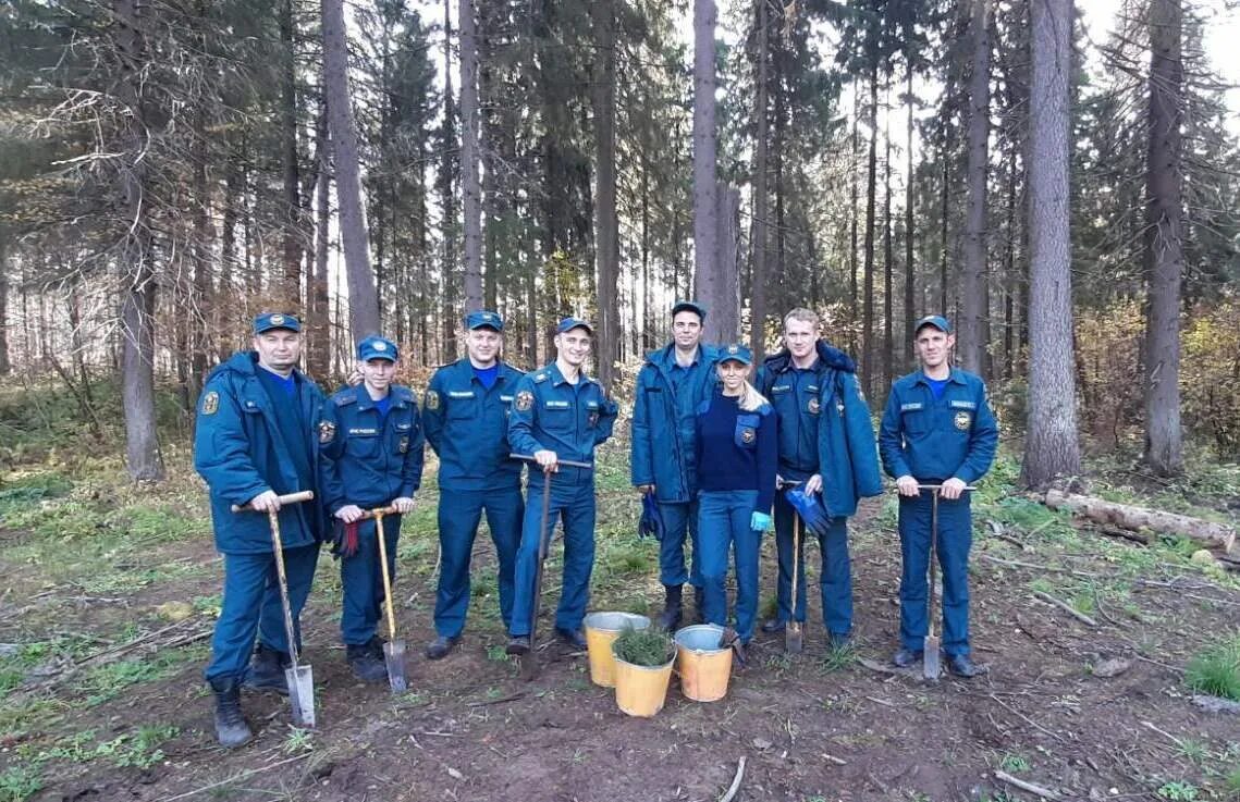 П ч апрель. 14 ПСЧ Воткинск. Посадка деревьев пожарные. МЧС высадка деревьев. Пожарно спасательная часть города Воткинска.