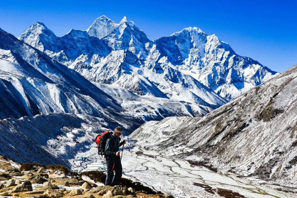 Mount everest is high in the world. Кардонг ла Гималаи туристы. Лонг Эверест. Туристы на Гималаях. Живописные Гималаи туристы.