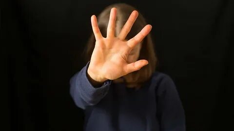 Дети с закрытым лицом