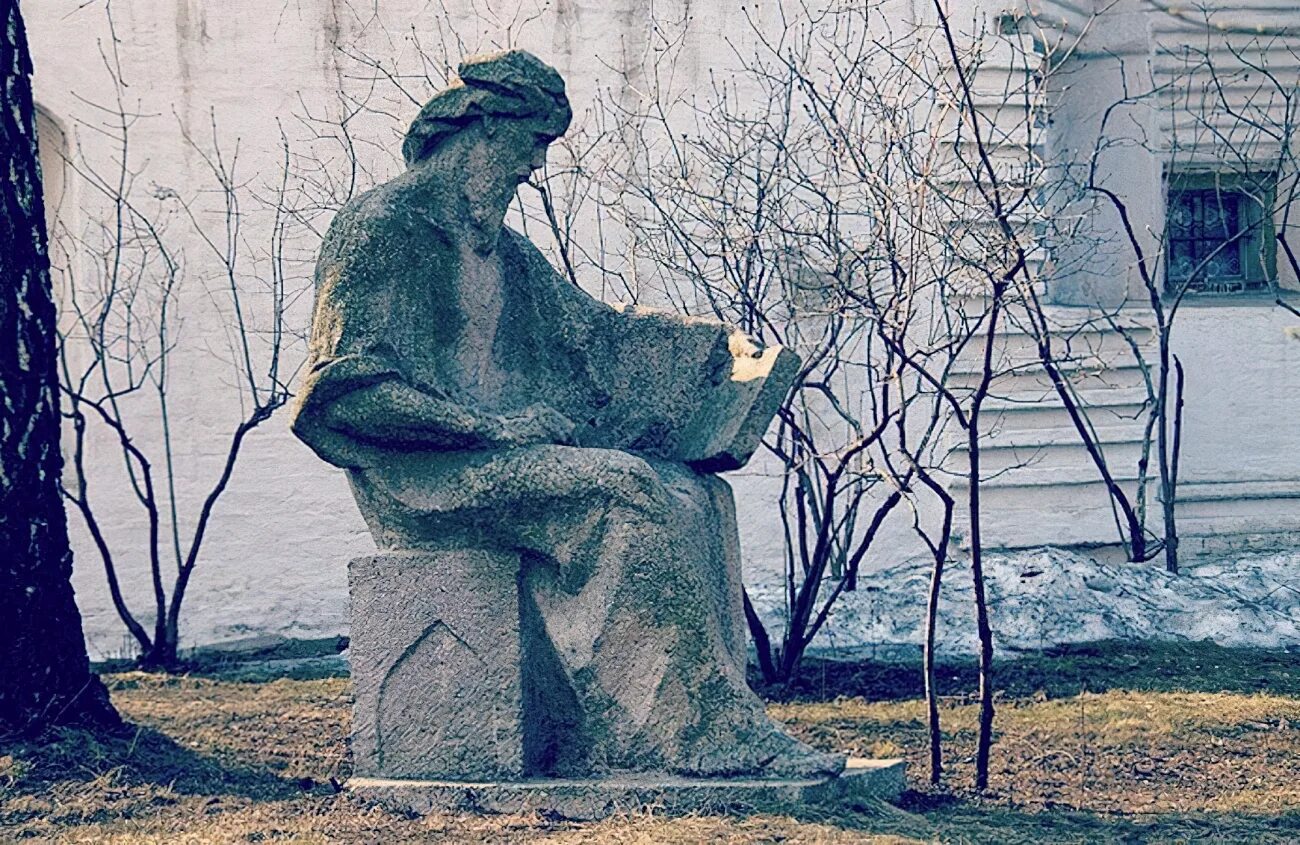 Памятник созданный андреем рублевым. Памятник андрею рублеву в новоспасском монастыре. новоспасский монастырь памятник. памятник в новоспасском монастыре в москве. памятник ленскому.
