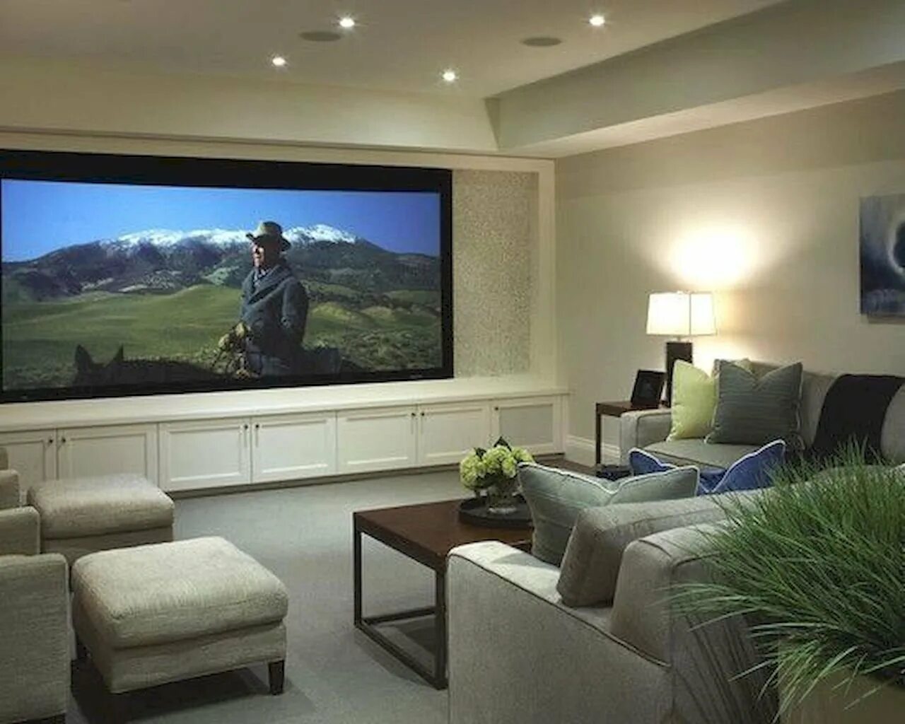 Какой домашний кинотеатр. Телевизор в интерьере. Гостиная с проектором. Большой телевизор на стене. Гостиная с телевизором.