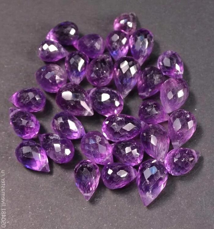 Какой камень фиолетовый. Фиолетовый камень. Фиолетовый полудрагоценный камень. Камень сиреневого цвета. Сиреневый драгоценный камень.