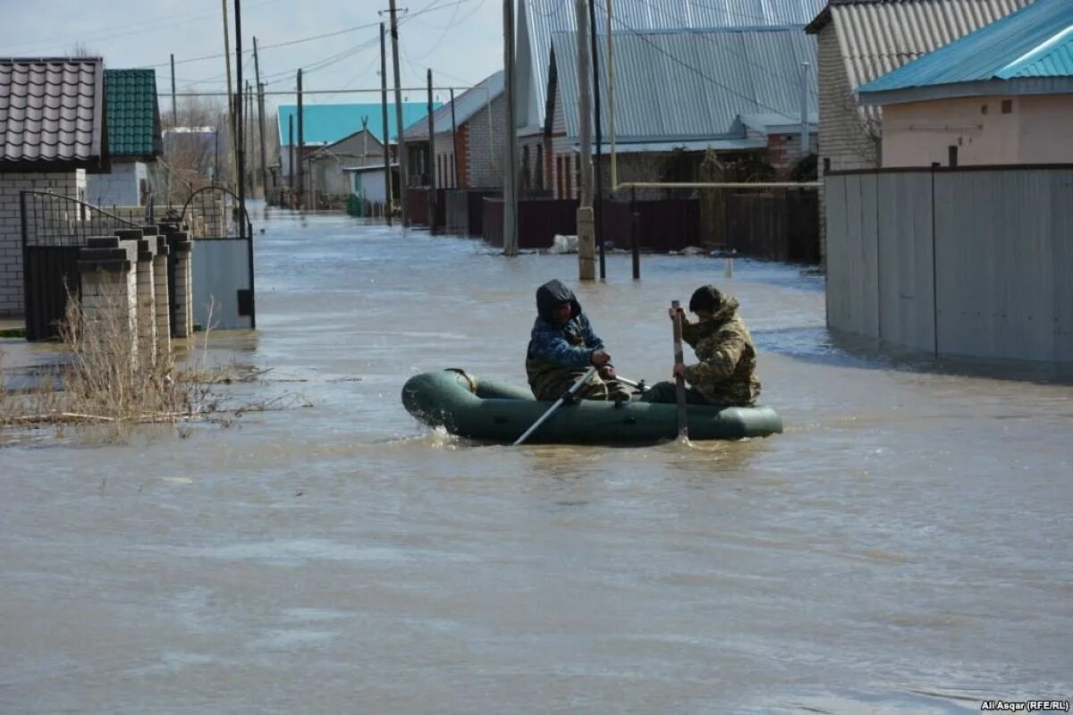 Казахстан потоп сегодня. Паводок. Наводнение в Казахстане. Казахстан паводки. Наводнение лодка.