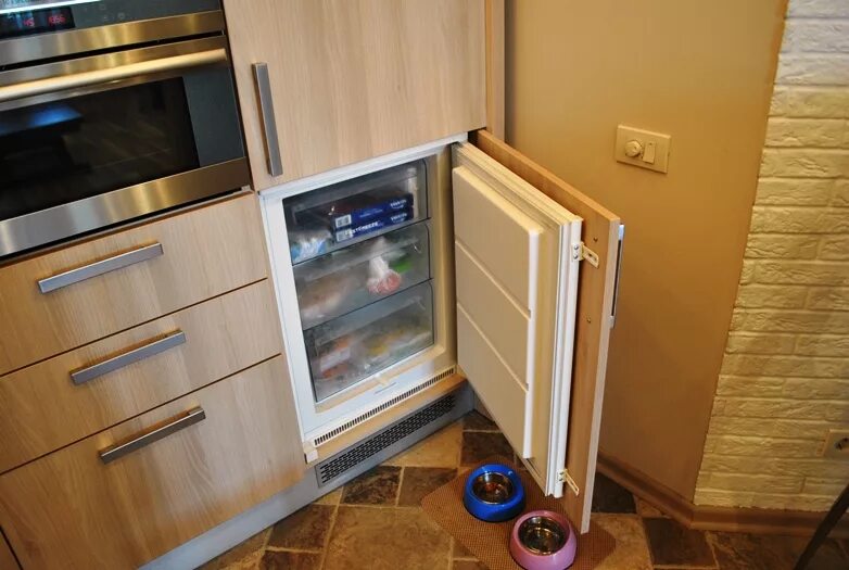 Встраиваемый холодильник Kitll krb 20.01. Встроенный холодильник на кухне. Шкаф для встраиваемого холодильника. Холодильник встроенный в шкаф. Можно ли холодильник в шкаф