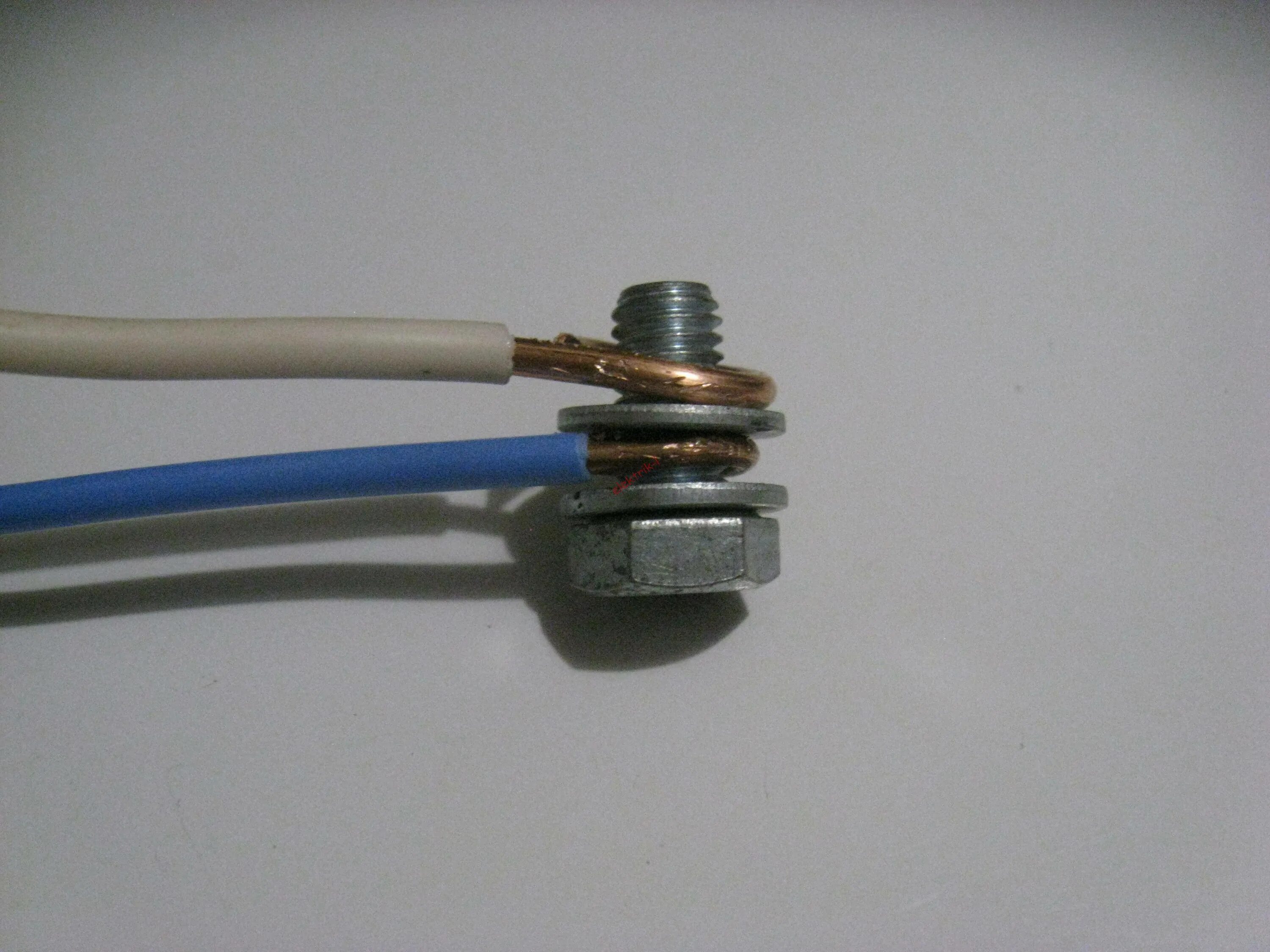 Соединение алюминиевых кабелей. Болтовое соединение меди и алюминия. Соединение медного и алюминиевого провода. Соединения алюминия с медью провода. Соединить медь и алюминий провод.