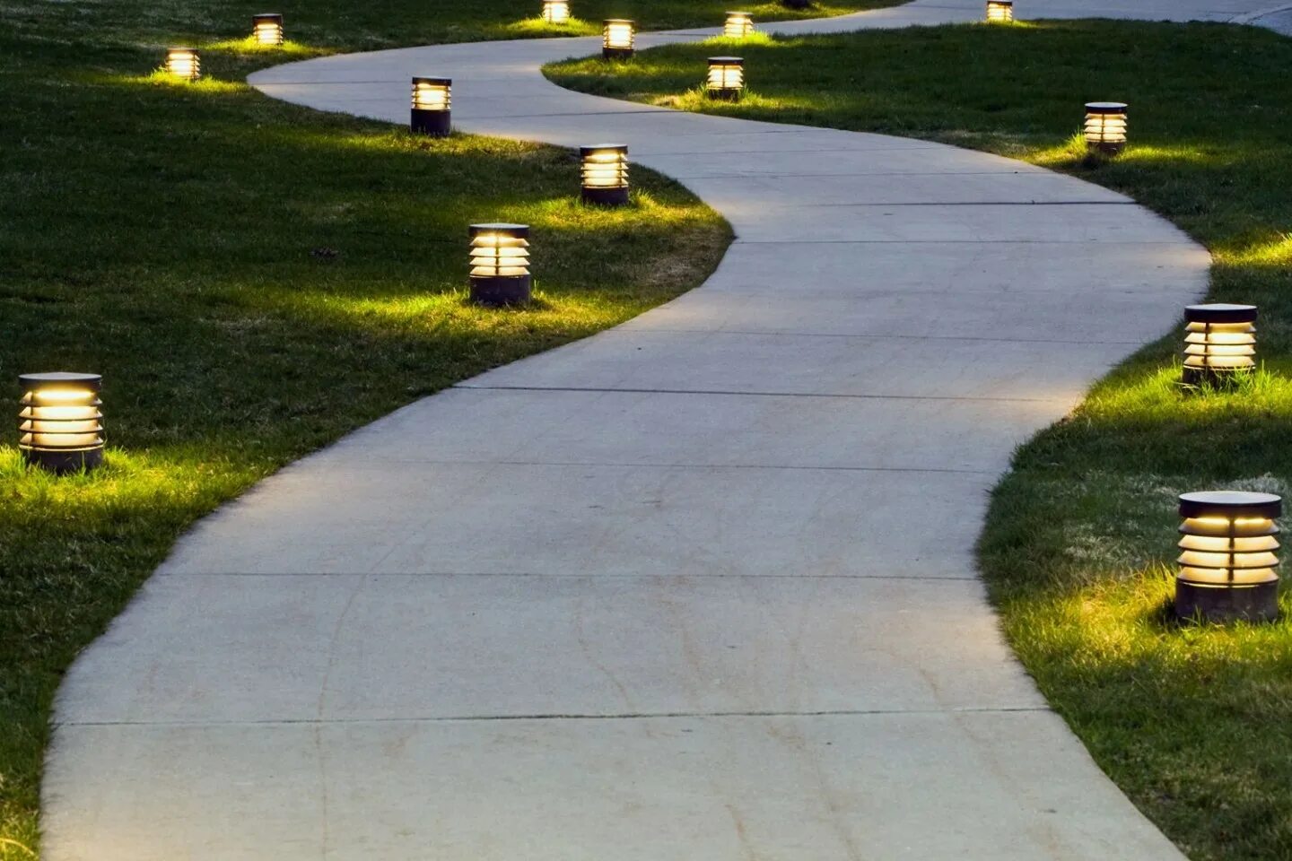 Дорожка в сад. Освещение ландшафта. Подсветка тротуара. Ландшафт дорожки. Step night
