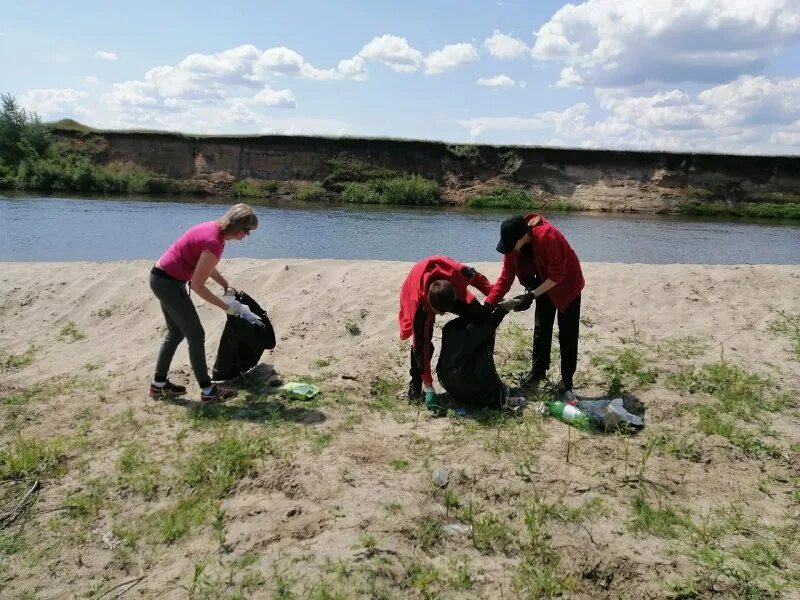 друзья на речке. туристический поход с детьми. фото даши и олега. студенты на берегу реки. туристы на природе.