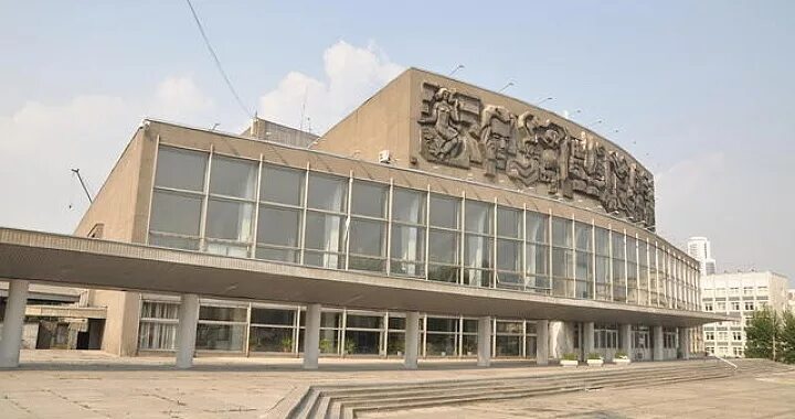 Вместимость дворца молодежи. Дворец молодёжи екатеринбург. дворец молодёжи ленина 1. дворец молодежи свердловск. дворец молодежи ленина 1 екатеринбурге зал.