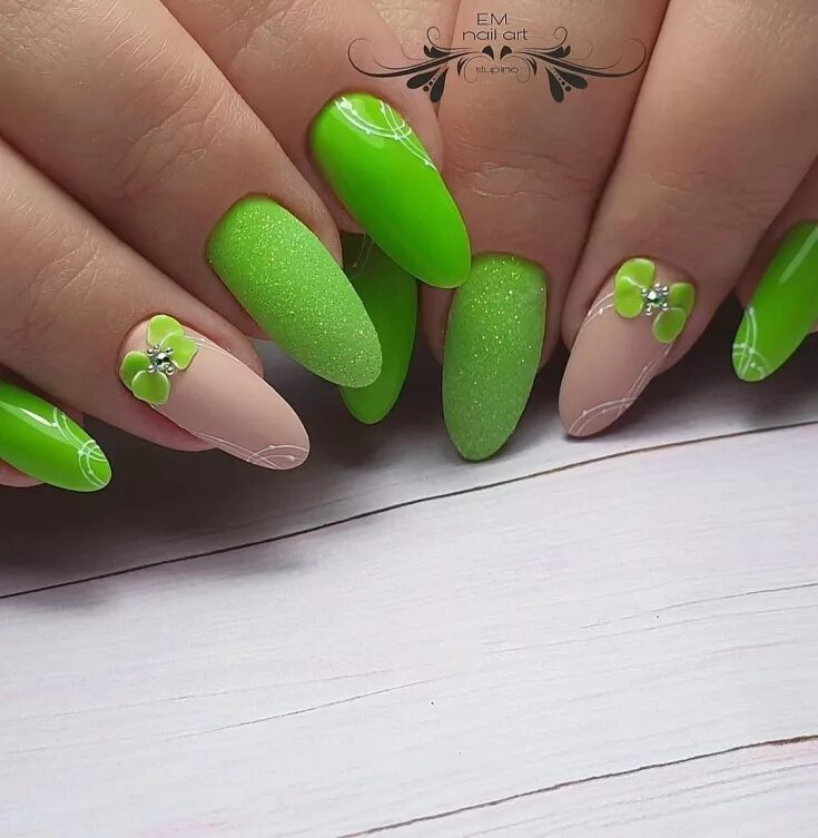 Ногти зеленые дизайн новинки 2023. Салатовые ногти миндаль. Салатовые ногти 2021. Ногти лето 2021 зелёные. Ногти миндаль лето зеленые.