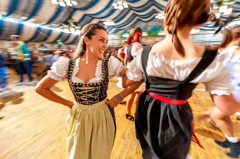 Вокруг плясать. Баварский танец Октоберфест. Немецкий танец Октоберфест. Октоберфест в Германии танцы. Немецкий национальный танец.