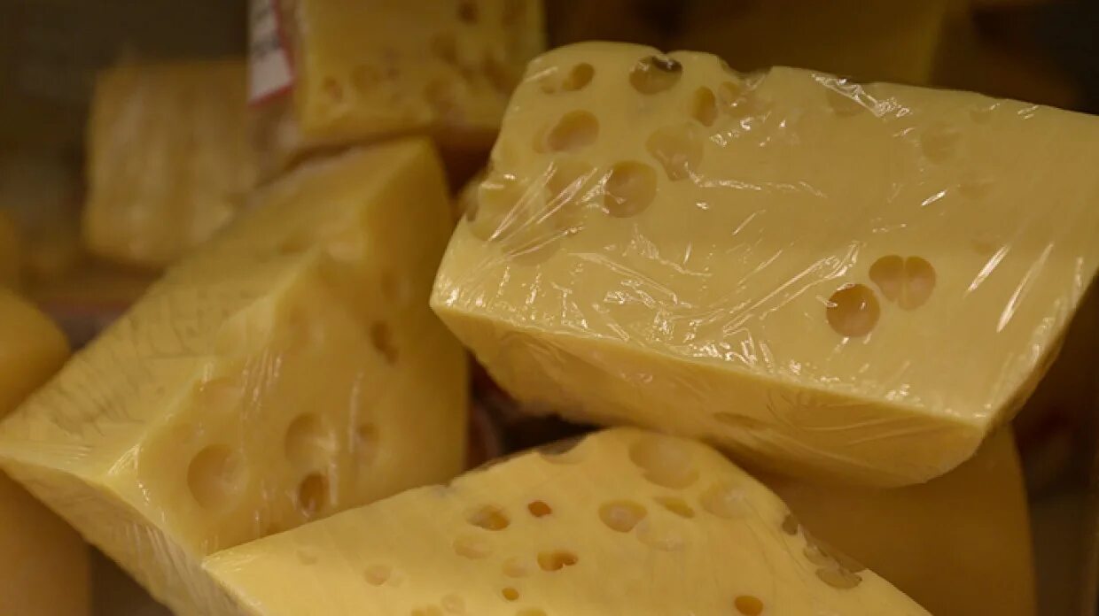 Воруют в пятерочке. Украл сырок. Воруют сыр. Сыр фирмы. Воруют сыр.