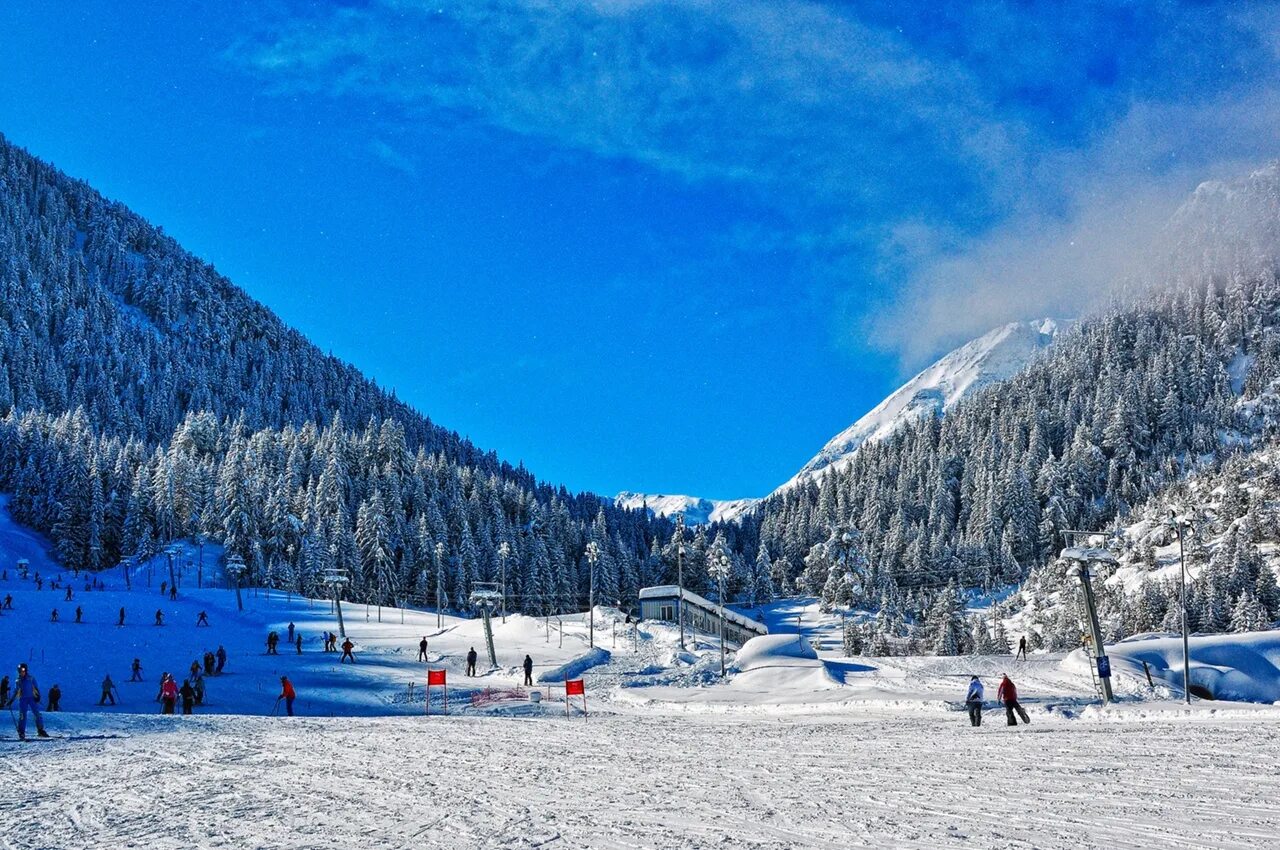 Выбираем горнолыжный курорт. Банско Болгария горнолыжный курорт. Болгария Банско горнолыжка. Болгария лыжи Банско. Боровец Болгария горнолыжный курорт.