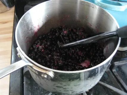 Компот из смородины в кастрюле