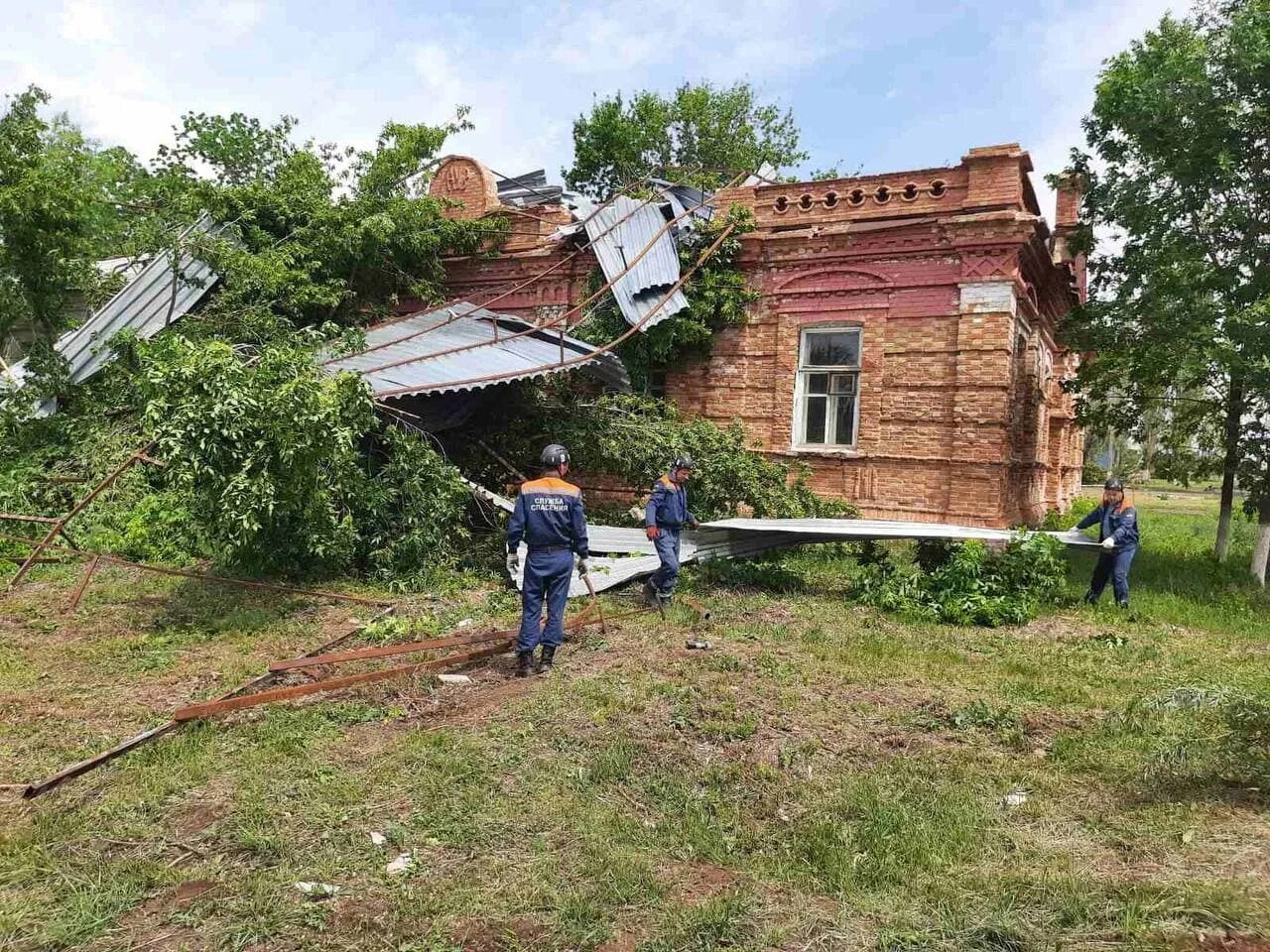 Погода в село питерское. Крыша дома после урагана. Ураган Питерский район. Смерч в Саратове. Крыша после урагана на доме.