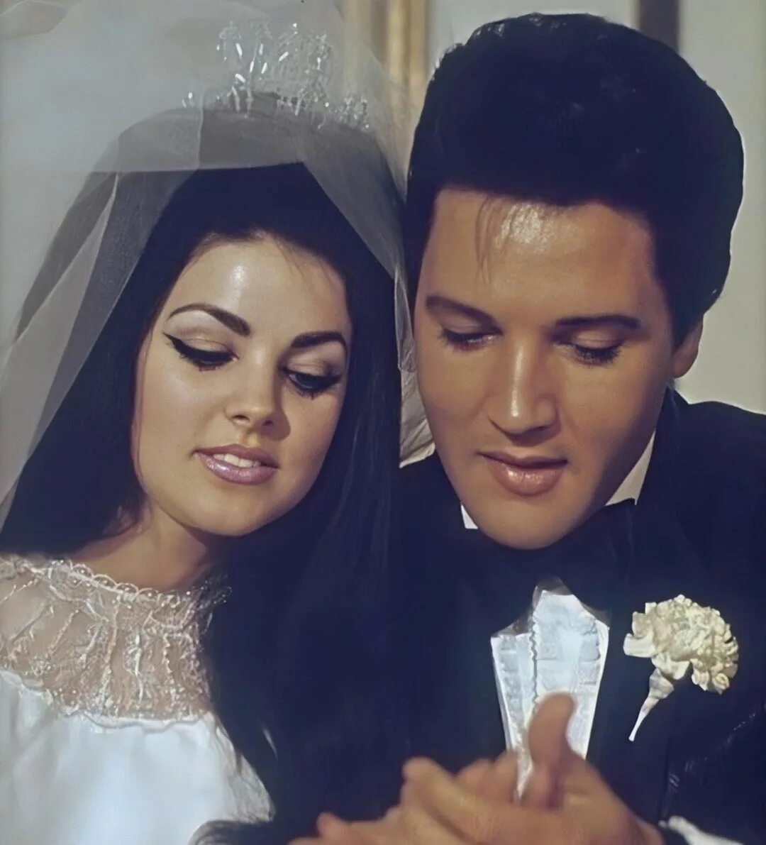 Присцилла пресли когда познакомилась с элвисом. Элвис и Присцилла. Elvis and Priscilla Presley. Элвис и Присцилла фото. Свадьба Пресли.