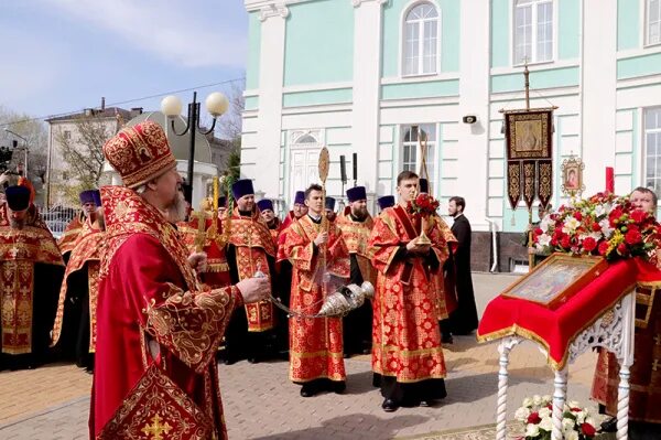 Лампадка для крестного хода. Здание Белгородская и Старооскольская епархия. Храм Преображенский Белгород Пасха 2023. Пасхальное шествие по улице фото.