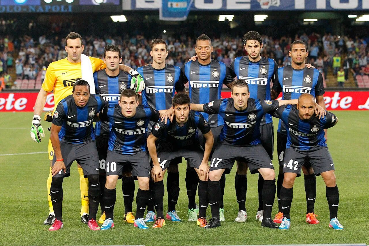 Картинки футбольных клубов реал мадрид. Футбольный клуб реал мадрид. Реал мадрид 2005 состав команды. Барселона футбольный клуб картинки 2015. Команда реал мадрид в 2006.