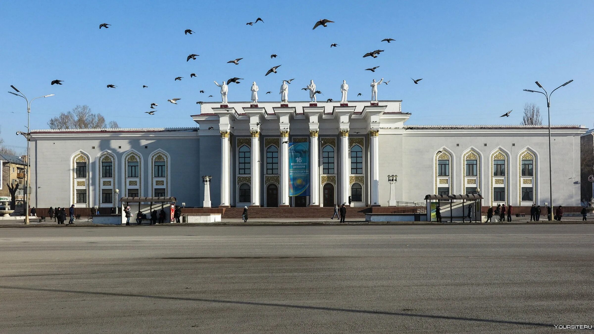 Карагандинская г оренбург. Караганда Казахстан. Дворец культуры горняков Караганда. Караганда Казахстан достопримечательности. Город Караганда казахская ССР.