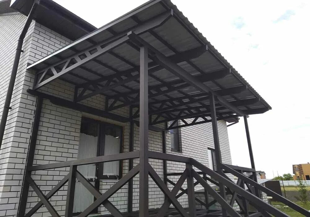 крыльцо на металлическом каркасе. крыльцо для частного дома из металла. крыльцо из металлического профиля. крыльцо из металлопрофиля. металлическое крыльцо к дому.