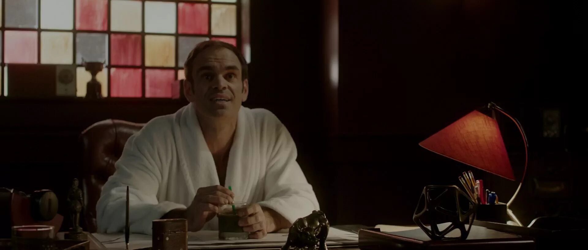 Фильм про бессмертного человека. Фильм про неумирающего человека. Хоакин феникс не волнуйся он. Retard посадка. He never won t.