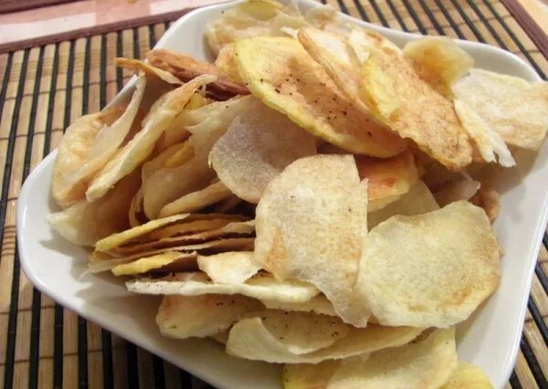 Чипсы из картофеля. Самодельные чипсы. Домашние чипсы. Картофельные чипсы. Самодельные чипсы.