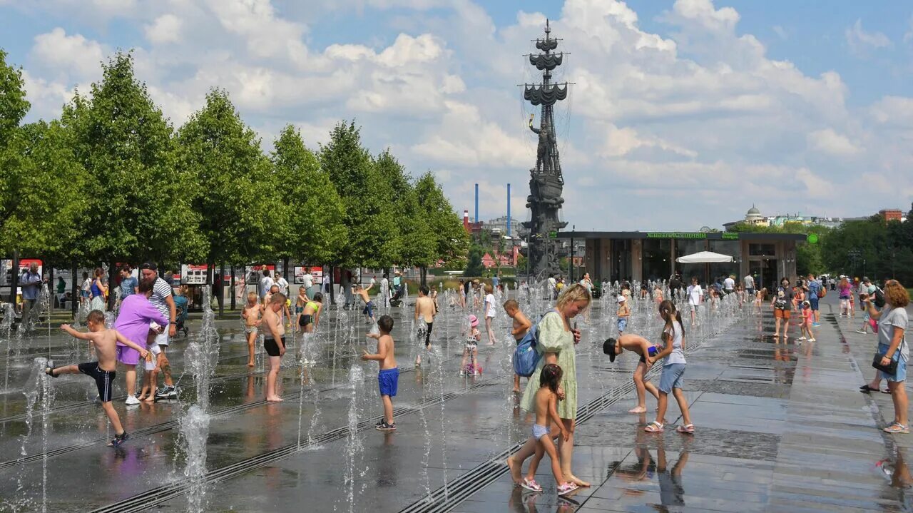 Жара в москве 30 апреля 2024’. Москва лето жара. Аномальная жара в москве. Москва жара июль. Жаркое лето в москве.