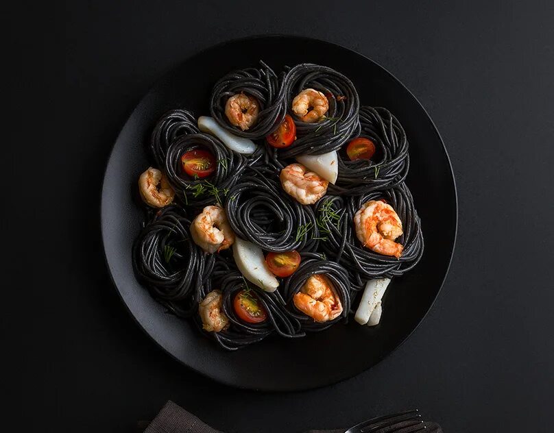 Готовка в черных тонах. Бургеры черный бургер. Блюда черного цвета. Покажи черную еду. Черная курица кулинария.