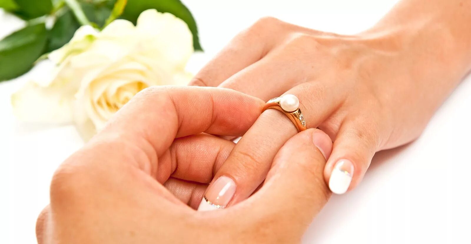 Сонник кольцо мужа. Мужчина дарит кольцо. Парень дарит девушке кольцо. Кольцо для предложения. Обручальное кольцо для девушки.