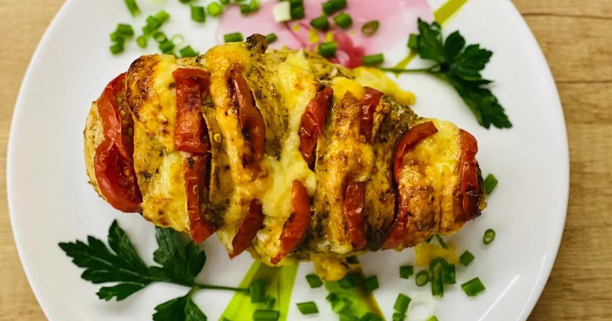 гармошка из куриного филе. куриное филе гармошка с помидорами. куриная грудка гармошка в духовке. куриное филе гармошка с помидорами и сыром в духовке. куриная грудка гармошка с помидорами и сыром в духовке.