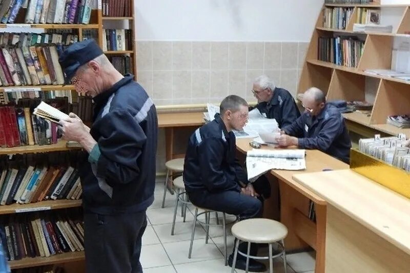 Чтение в тюрьме. Чтение библии. Бразильские тюрьмы чтение. Осужденные читать. Осужденные читать.