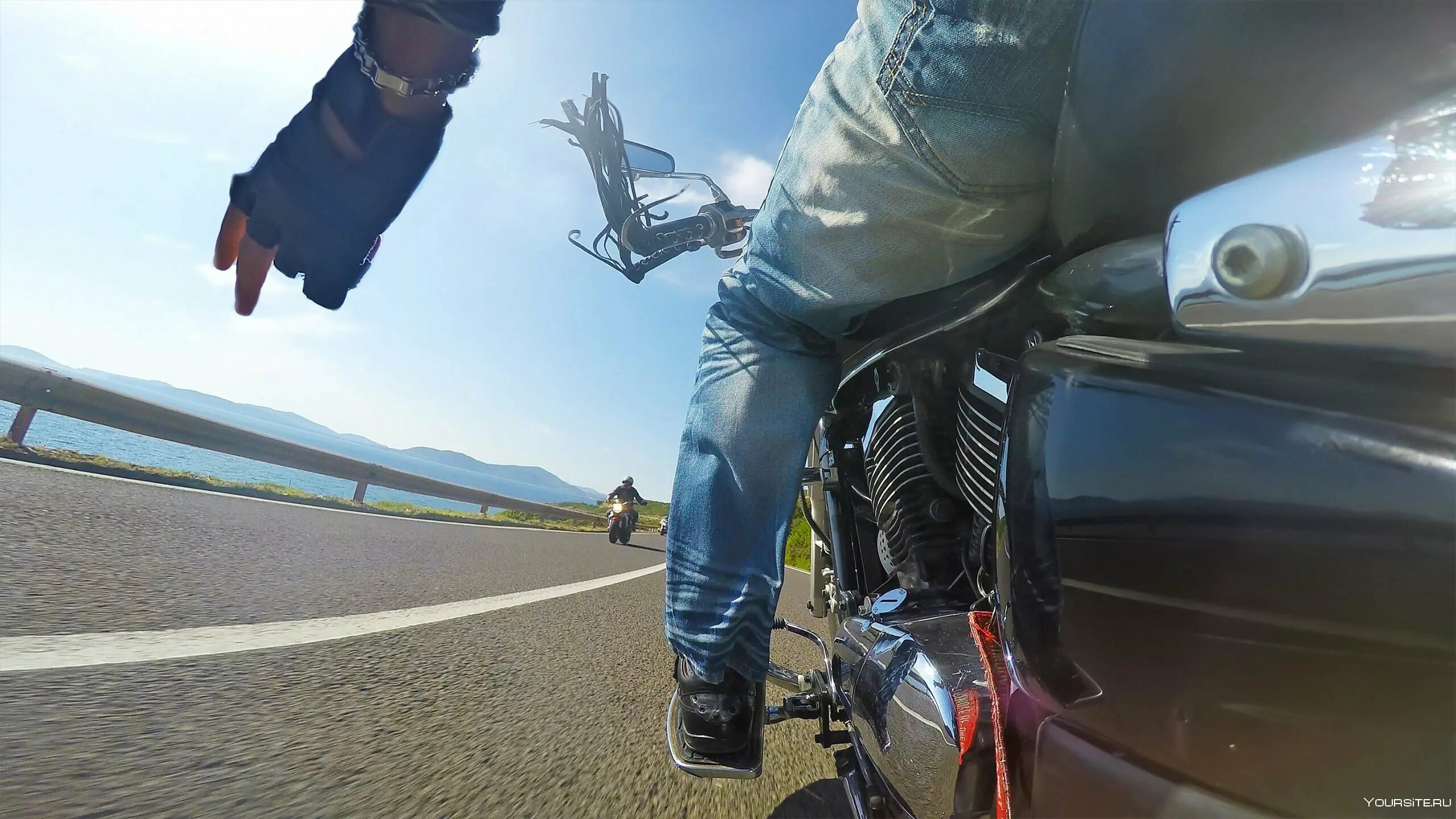 Роберт паттинсон на мотоцикле. Джерард батлер на мотоцикле. Светлана лаврикова байкерша киев. Мотоцикл с пассажиром. Мужчина и женщина на мотоцикле.