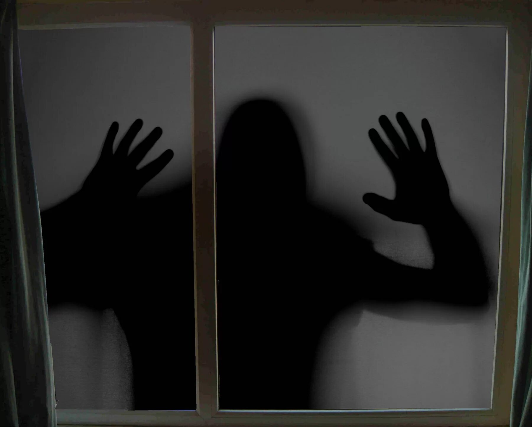 окно мистика. девушка в темной комнате. длинные тени. тень от здания. люди тени сонный паралич.