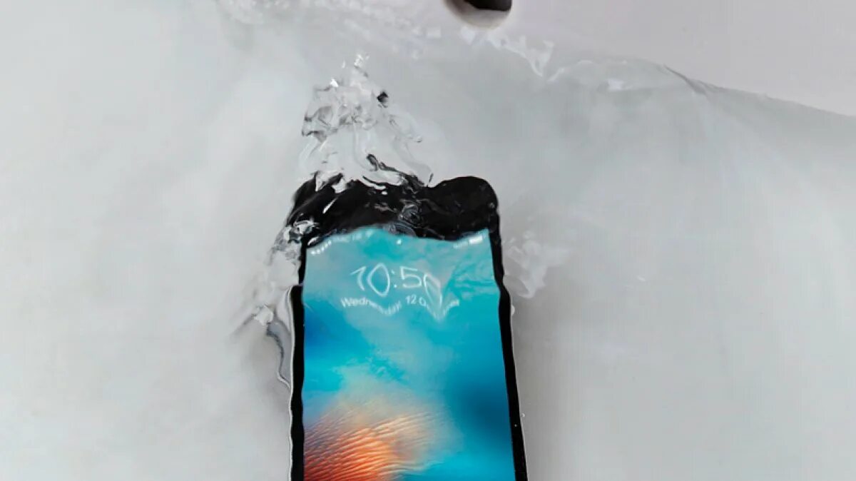 Айфон 7 вода. Смартфон в ванной. Iphone 7 Водонепроницаемый. Айфон 7 водостойкий. Водостойкость у айфона.