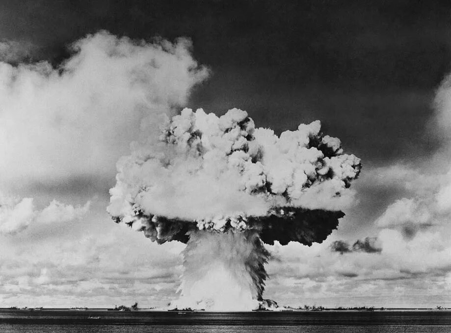 Испытание первой атомной. Атолл бикини взрыв атомной бомбы. Подводный атомный взрыв 1958. Атомный гриб Чернобыль. Взрыв атомной бомбы "ядерный малыш".
